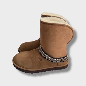 UGG Classic Short Crescent in Chestnut
